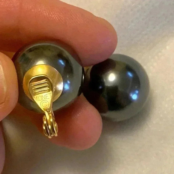 🎀 MONET🎀 Faux Pearls  Vintage earrings Perfect Vintage Condition - Picture 4 of 8